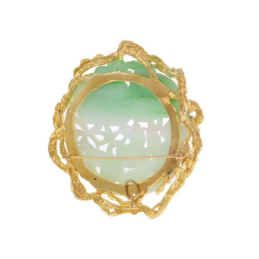 Vintage Circa 1970er Jahre 14KT Gelbgold echte große grüne und weiße Jade-Schnitzerei im Zustand „Hervorragend“ im Angebot in New York, NY