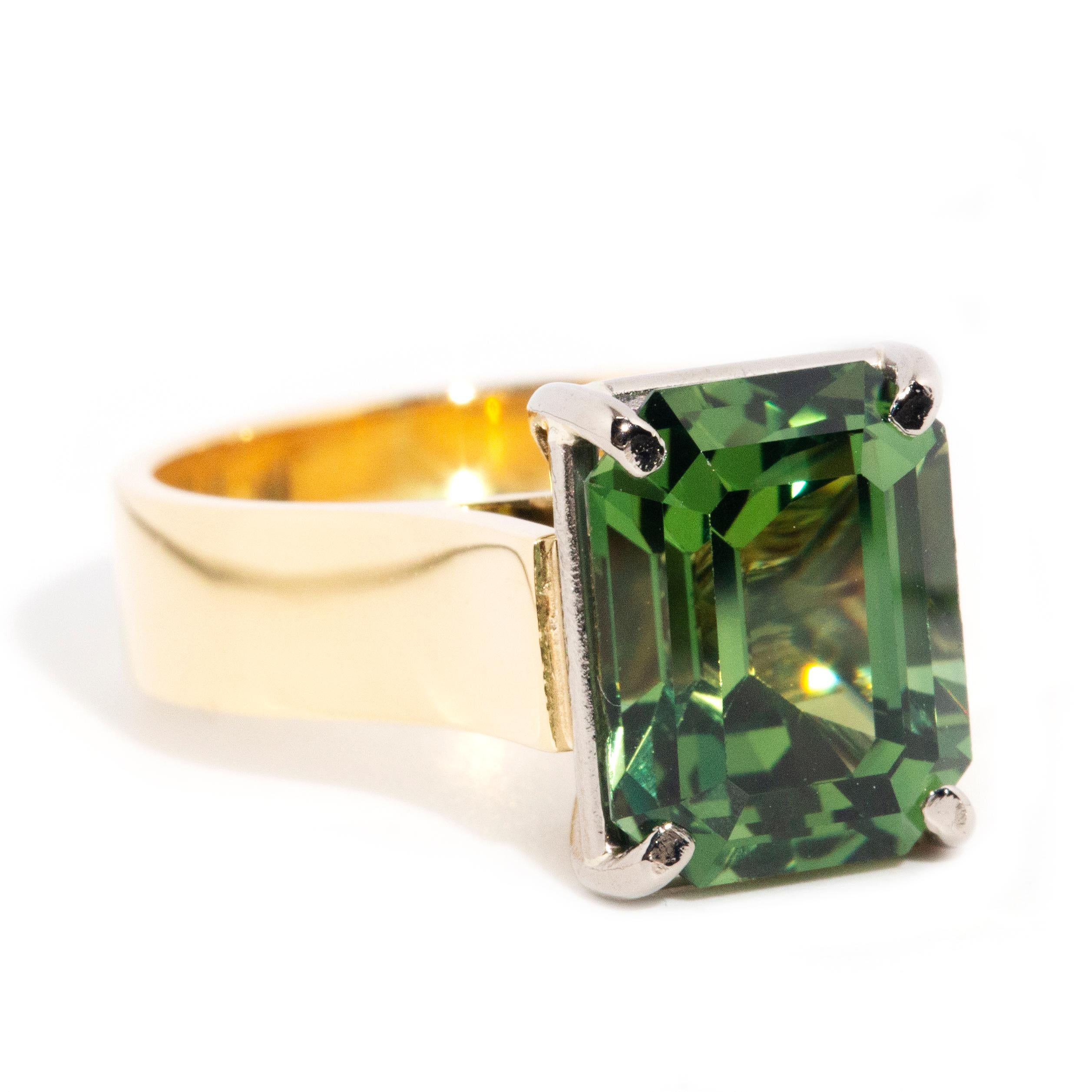 Solitär-Ring aus 18 Karat Gold mit grünem Saphir im Smaragdschliff, ca. 1970er Jahre (Moderne)