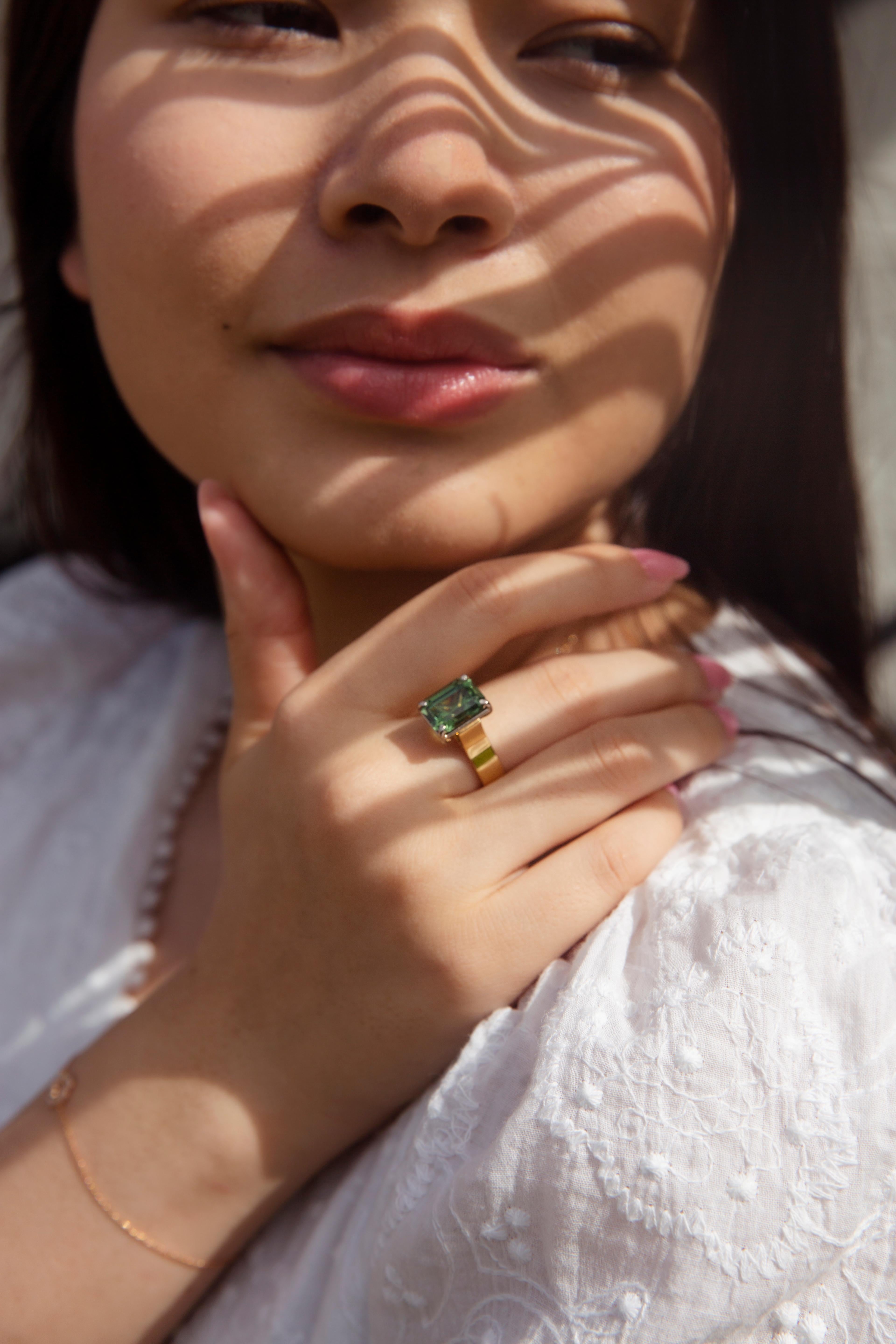 Solitär-Ring aus 18 Karat Gold mit grünem Saphir im Smaragdschliff, ca. 1970er Jahre im Zustand „Gut“ in Hamilton, AU