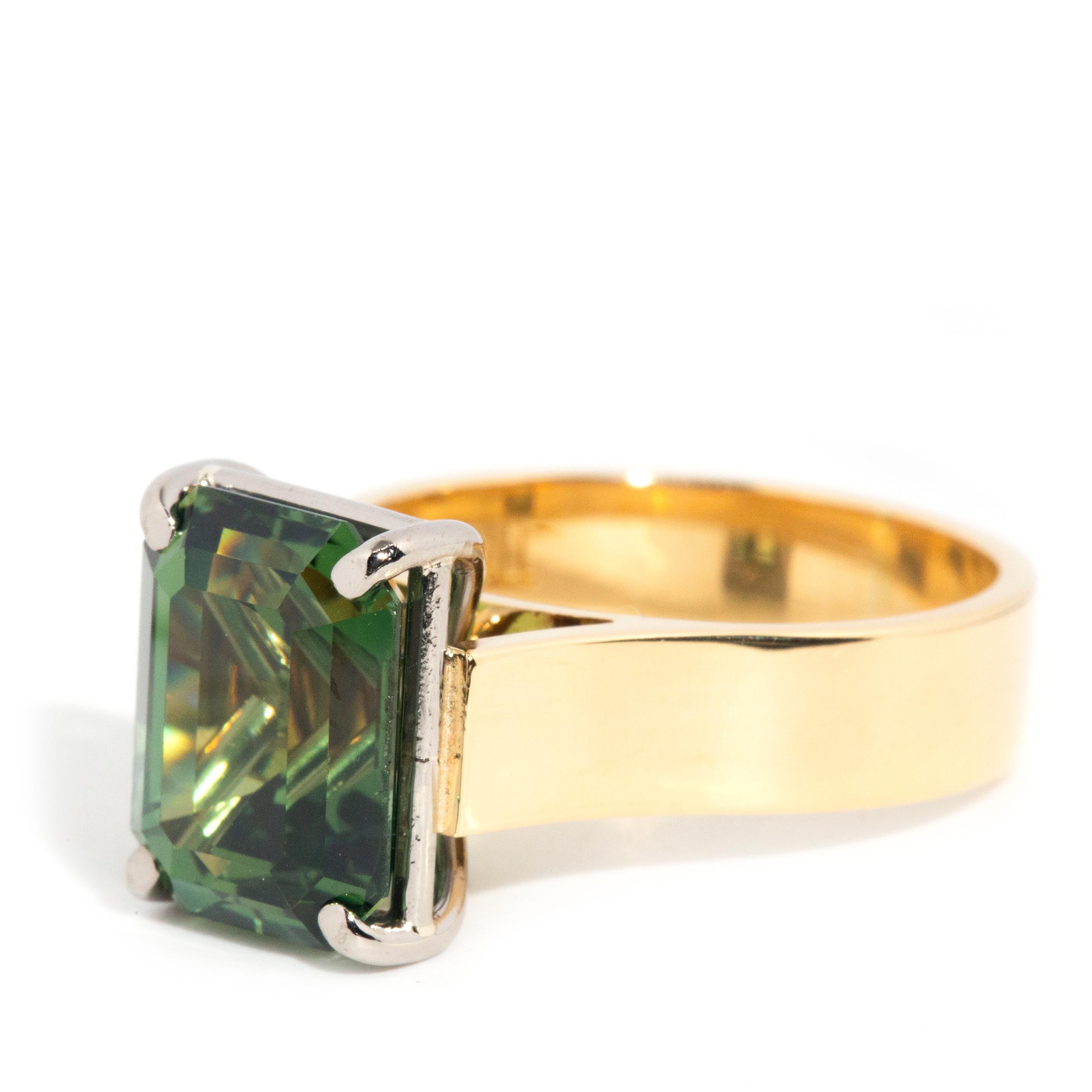 Solitär-Ring aus 18 Karat Gold mit grünem Saphir im Smaragdschliff, ca. 1970er Jahre Damen