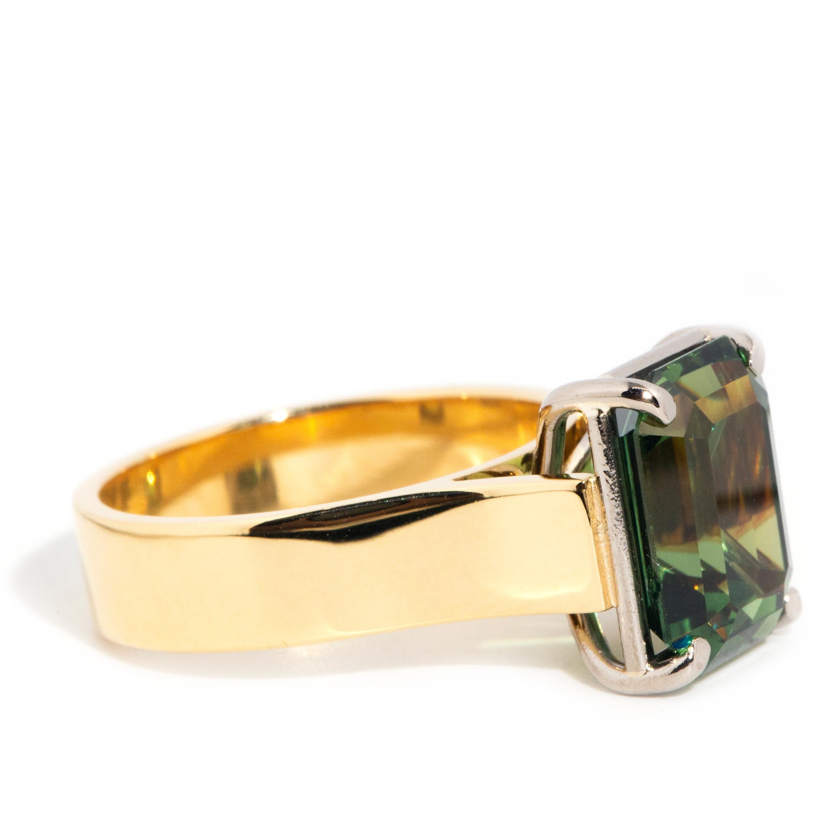 Solitär-Ring aus 18 Karat Gold mit grünem Saphir im Smaragdschliff, ca. 1970er Jahre 1