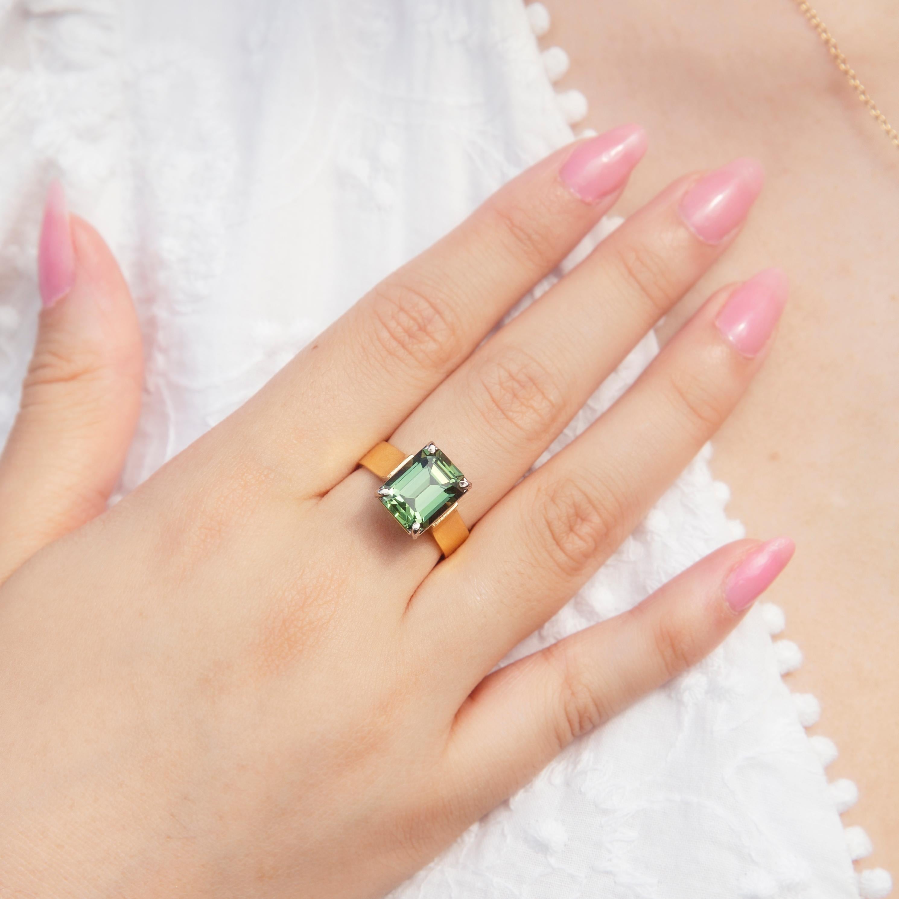 Solitär-Ring aus 18 Karat Gold mit grünem Saphir im Smaragdschliff, ca. 1970er Jahre 2