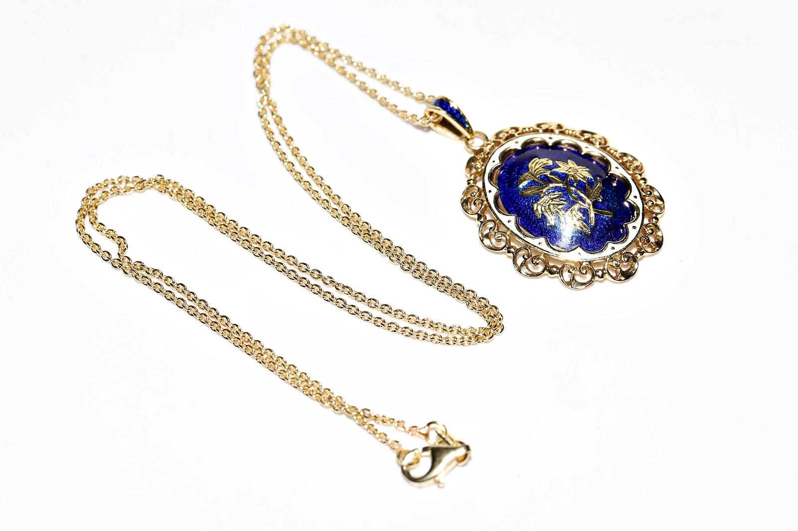 Vintage Circa 1970s 18k Gold Enamel Decorated Pendant Necklace  For Sale 6