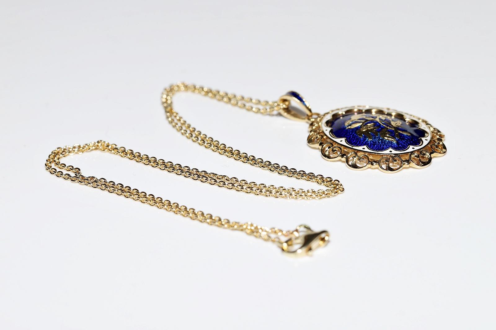 Vintage Circa 1970s 18k Gold Enamel Decorated Pendant Necklace  For Sale 7