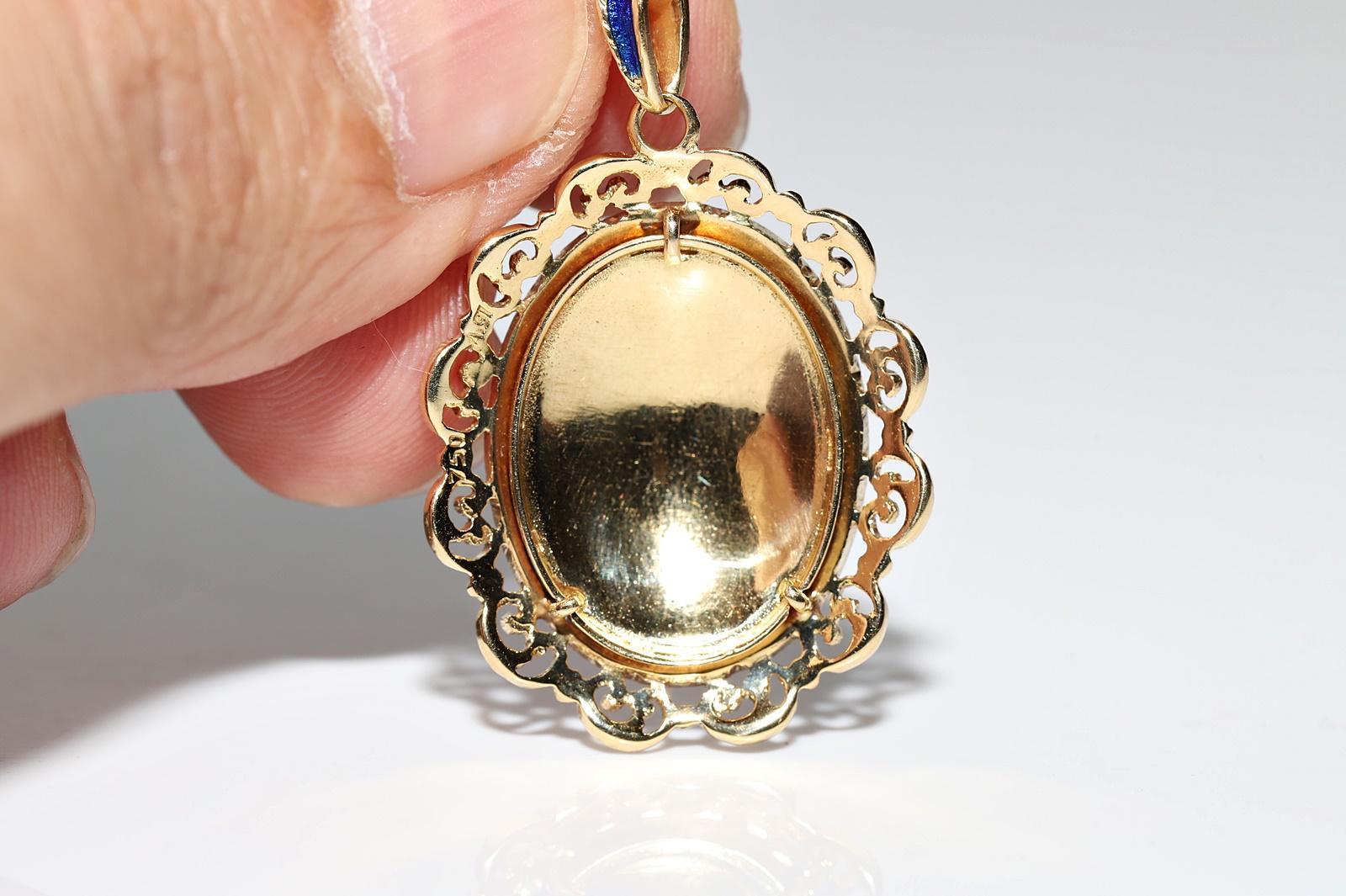 Vintage Circa 1970s 18k Gold Enamel Decorated Pendant Necklace  For Sale 2