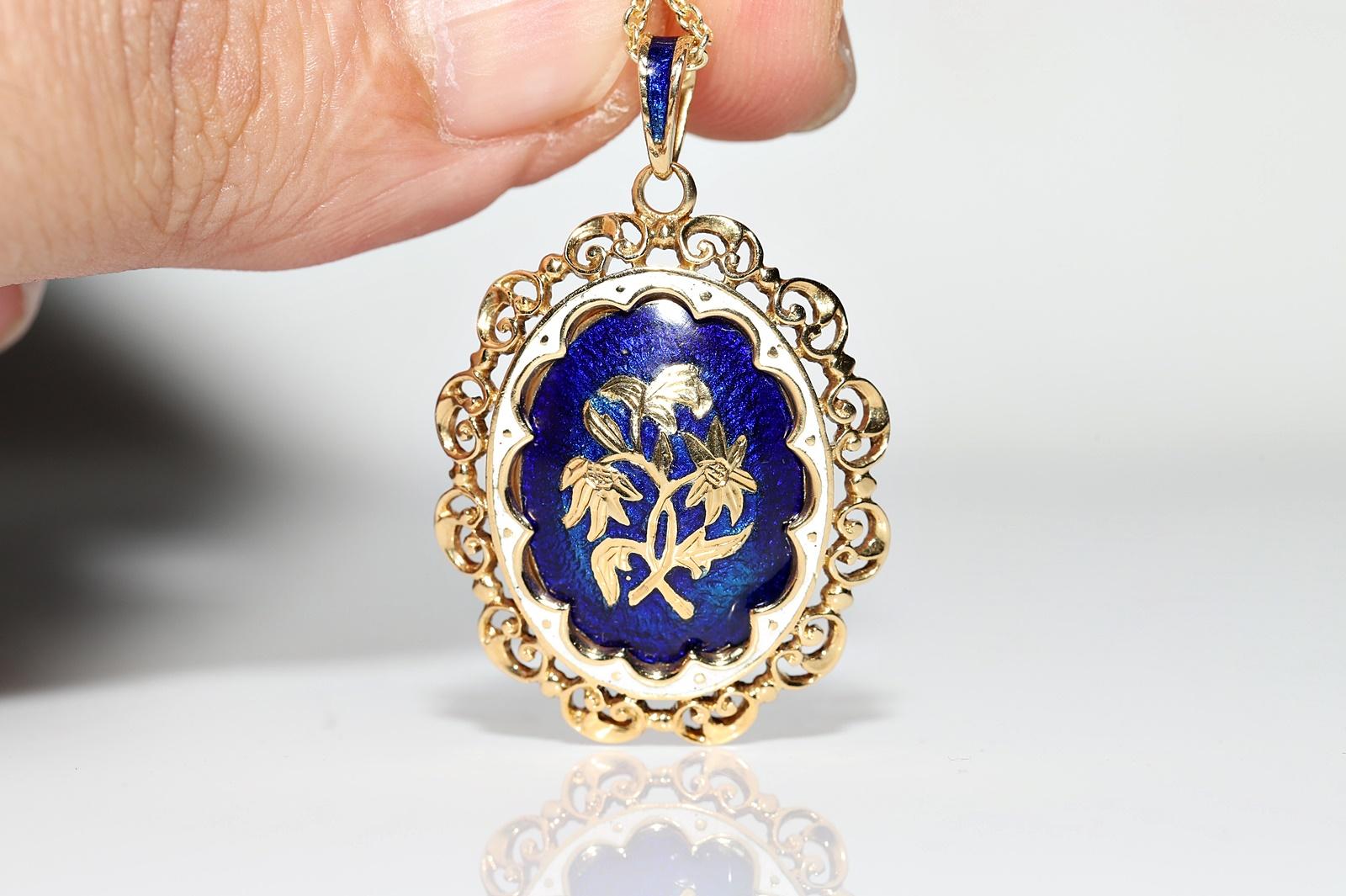 Vintage Circa 1970s 18k Gold Enamel Decorated Pendant Necklace  For Sale 4