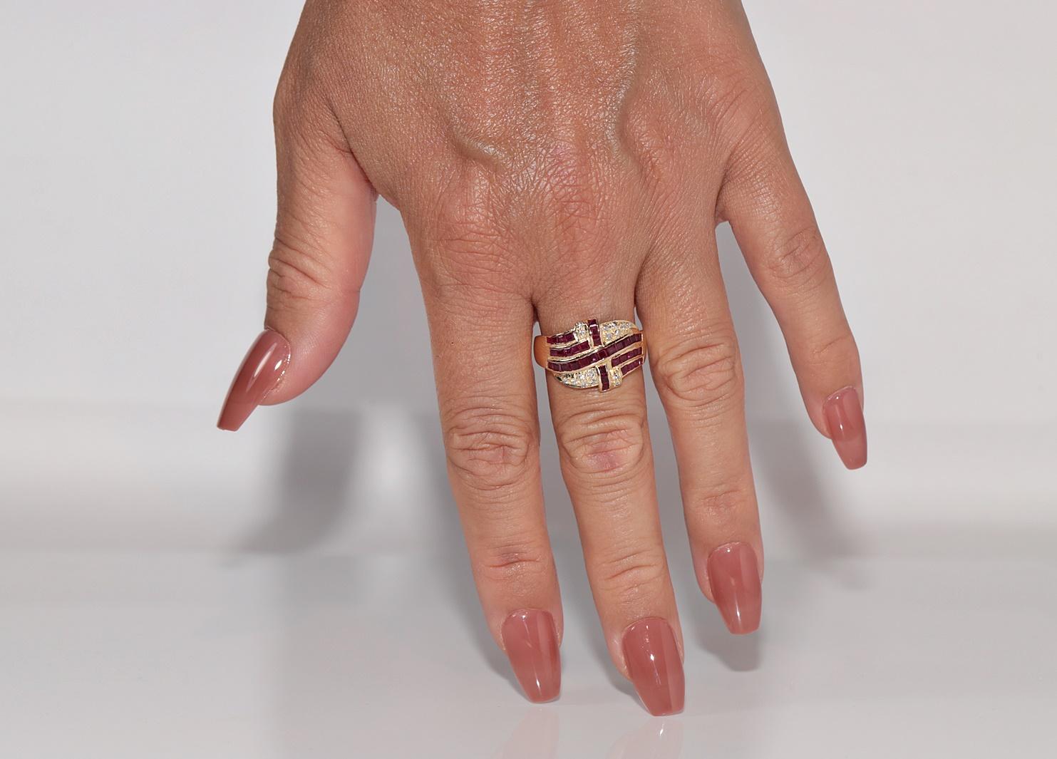 Vintage CIRCA 1970er Jahre 18k Gold natürlichen Kaliber geschnitten Rubin und Diamant dekoriert Ring im Angebot 4