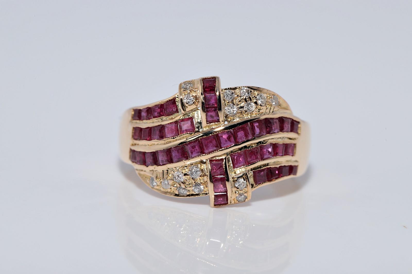 Vintage CIRCA 1970er Jahre 18k Gold natürlichen Kaliber geschnitten Rubin und Diamant dekoriert Ring (Brillantschliff) im Angebot