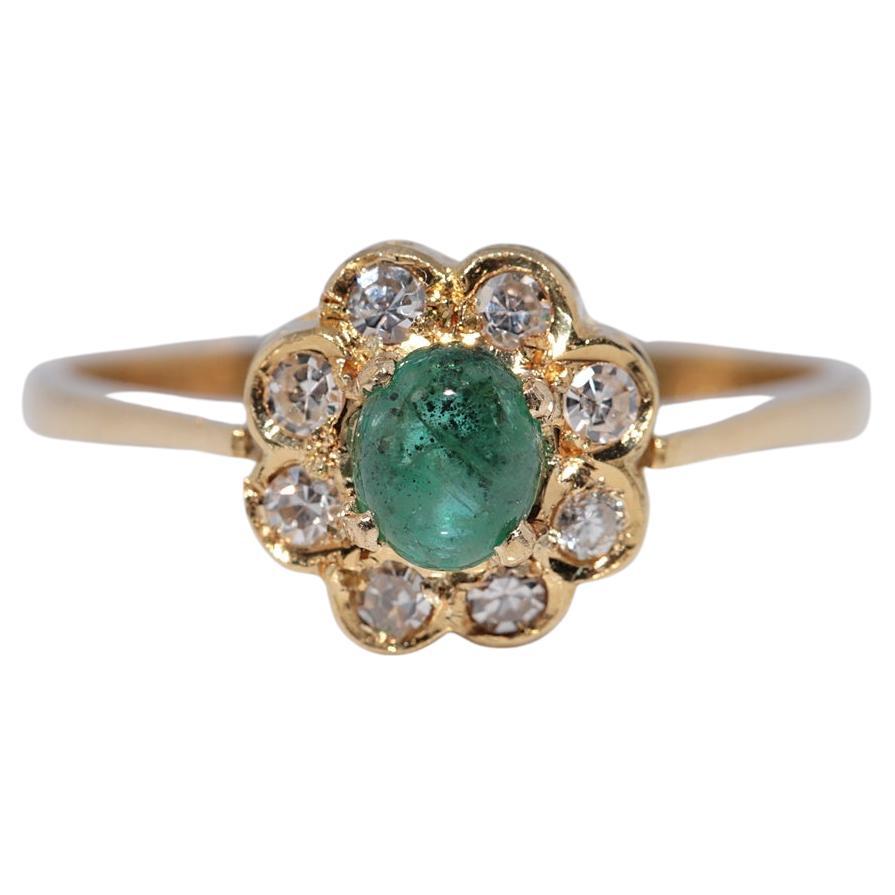 Vintage CIRCA 1970s 18k Gold Natürlicher Diamant und Cabochon Schliff Smaragd Ring im Angebot