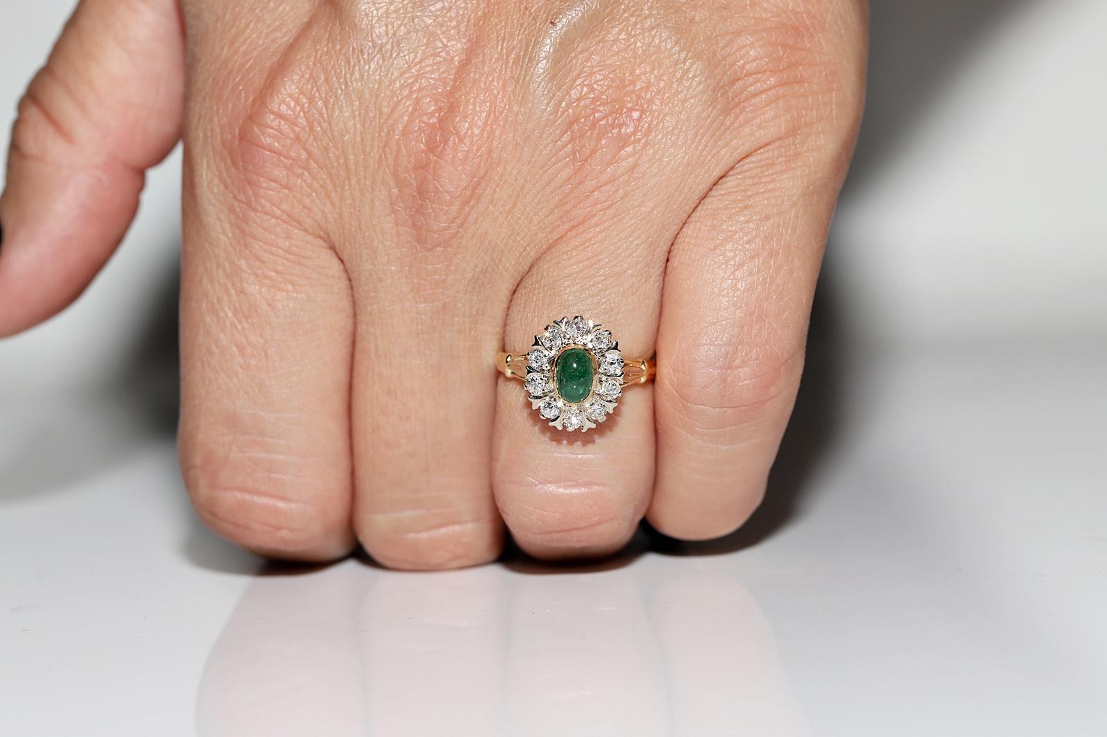 Vintage-Ring aus 18 Karat Gold mit natürlichem Diamant und Smaragd im Cabochon-Schliff, ca. 1970er Jahre (Retro)