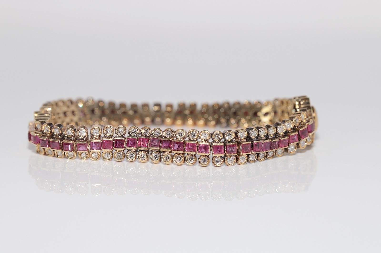 Vintage Circa 1970s 18k Gold Natural Diamond And Caliber Cut Ruby Bracelet In Good Condition For Sale In Fatih/İstanbul, 34