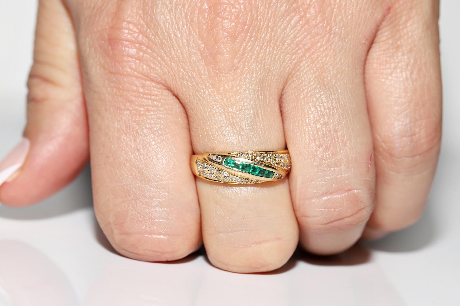 Vintage Circa 1970s 18k Gold Natural Diamond And Caliber Emerald Ring  In Good Condition For Sale In Fatih/İstanbul, 34