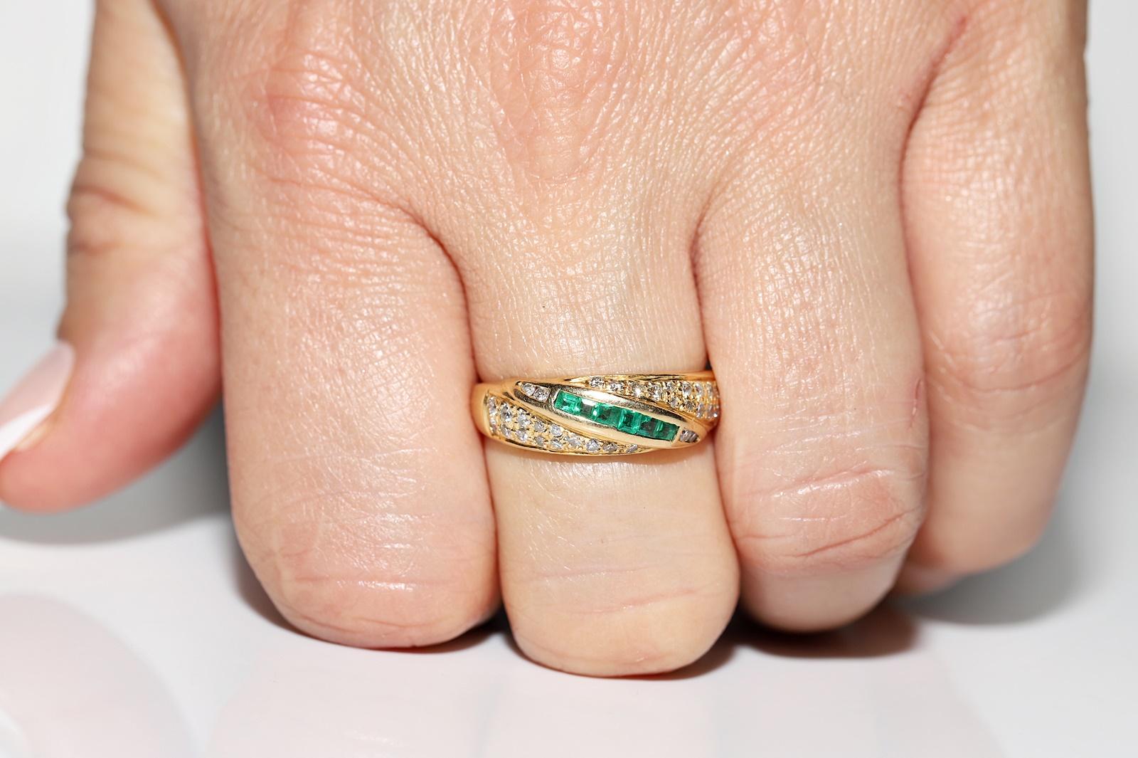 Vintage Circa 1970s 18k Gold Natural Diamond And Caliber Emerald Ring In Good Condition For Sale In Fatih/İstanbul, 34