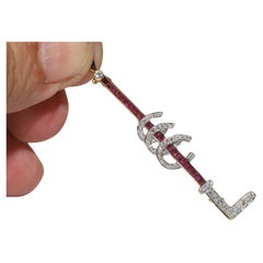 Broche vintage circa años 70 de oro de 18 quilates con diamantes naturales y rubí calibre de golf