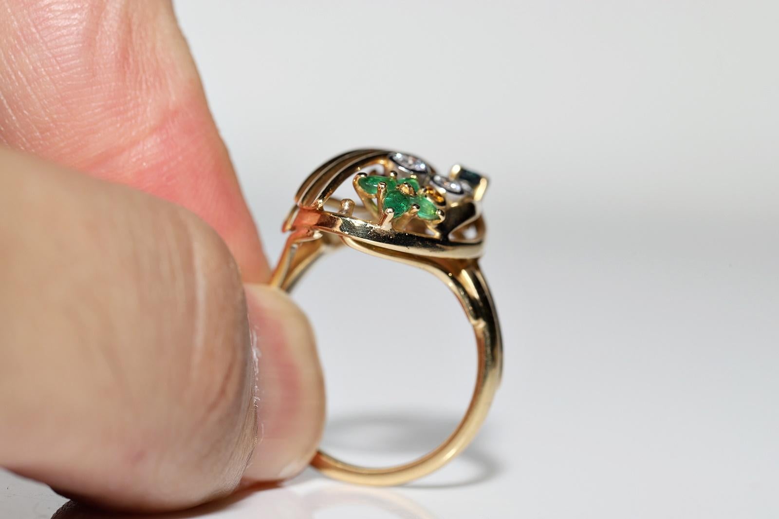 Vintage Circa 1970er Jahre 18k Gold Natürlicher Diamant und Smaragd Rubin Saphir Ring im Angebot 4