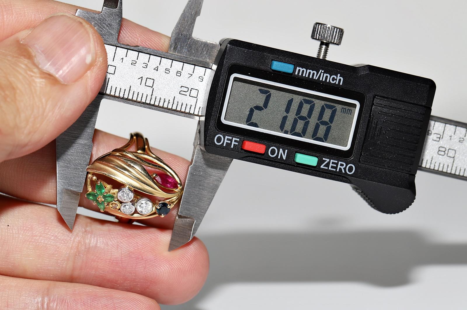 Vintage Circa 1970er Jahre 18k Gold Natürlicher Diamant und Smaragd Rubin Saphir Ring im Angebot 6