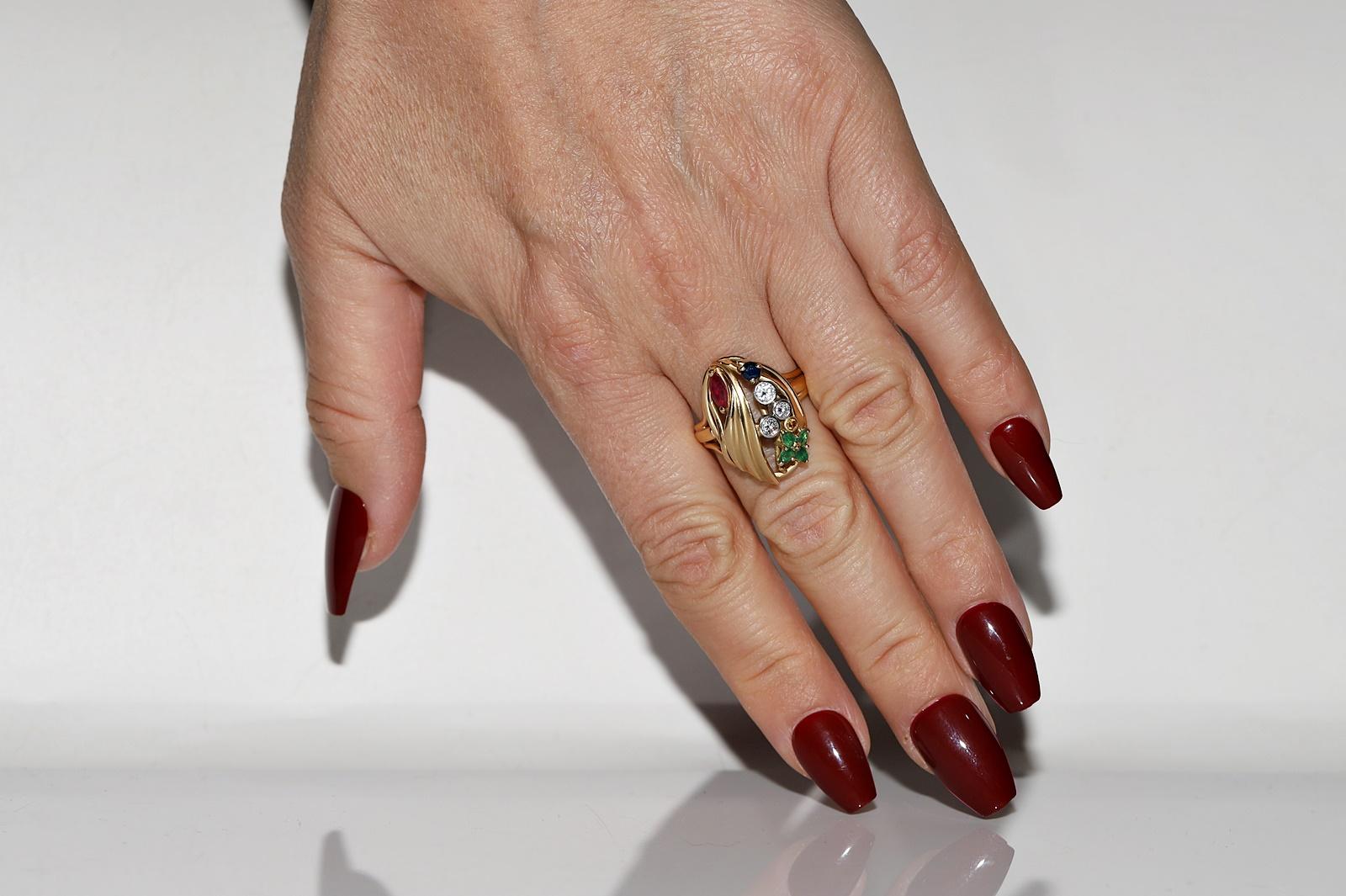 Vintage Circa 1970er Jahre 18k Gold Natürlicher Diamant und Smaragd Rubin Saphir Ring im Angebot 7