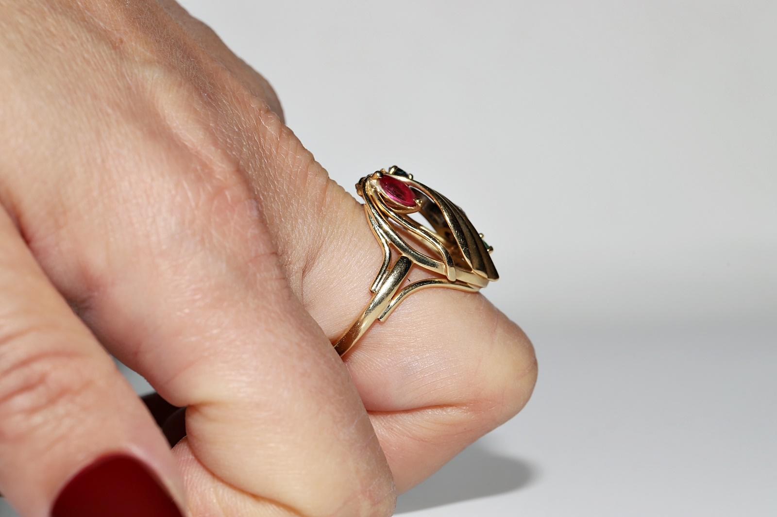 Vintage Circa 1970er Jahre 18k Gold Natürlicher Diamant und Smaragd Rubin Saphir Ring im Angebot 9