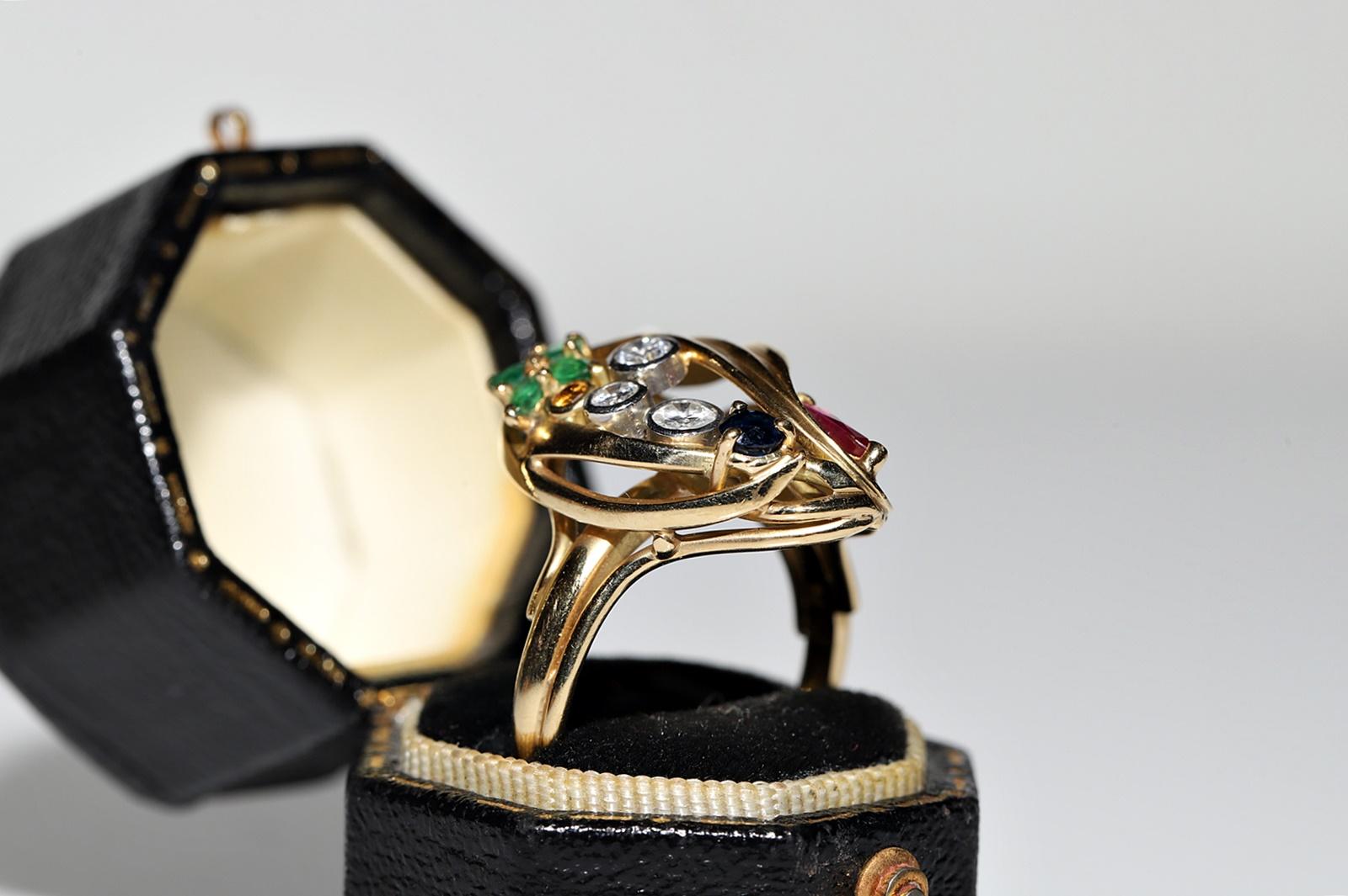 In sehr gutem Zustand.
Das Gesamtgewicht beträgt 7,7 Gramm.
Insgesamt ist Diamant 0,35 ct.
Der Diamant hat die Farbe G und die Reinheit V.
Insgesamt ist Smaragd Rubin und Saphir 1 ct.
Ringgröße ist US 8 (Wir bieten kostenlose Größenänderung)
Wir