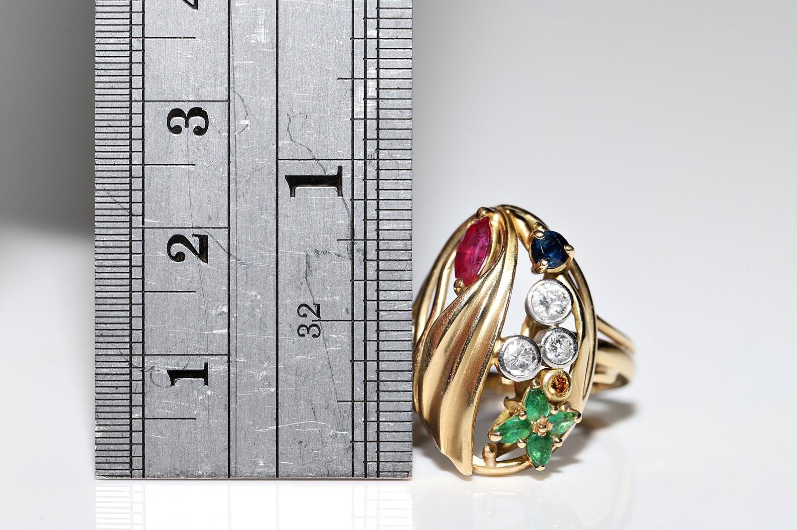 Vintage Circa 1970er Jahre 18k Gold Natürlicher Diamant und Smaragd Rubin Saphir Ring (Brillantschliff) im Angebot
