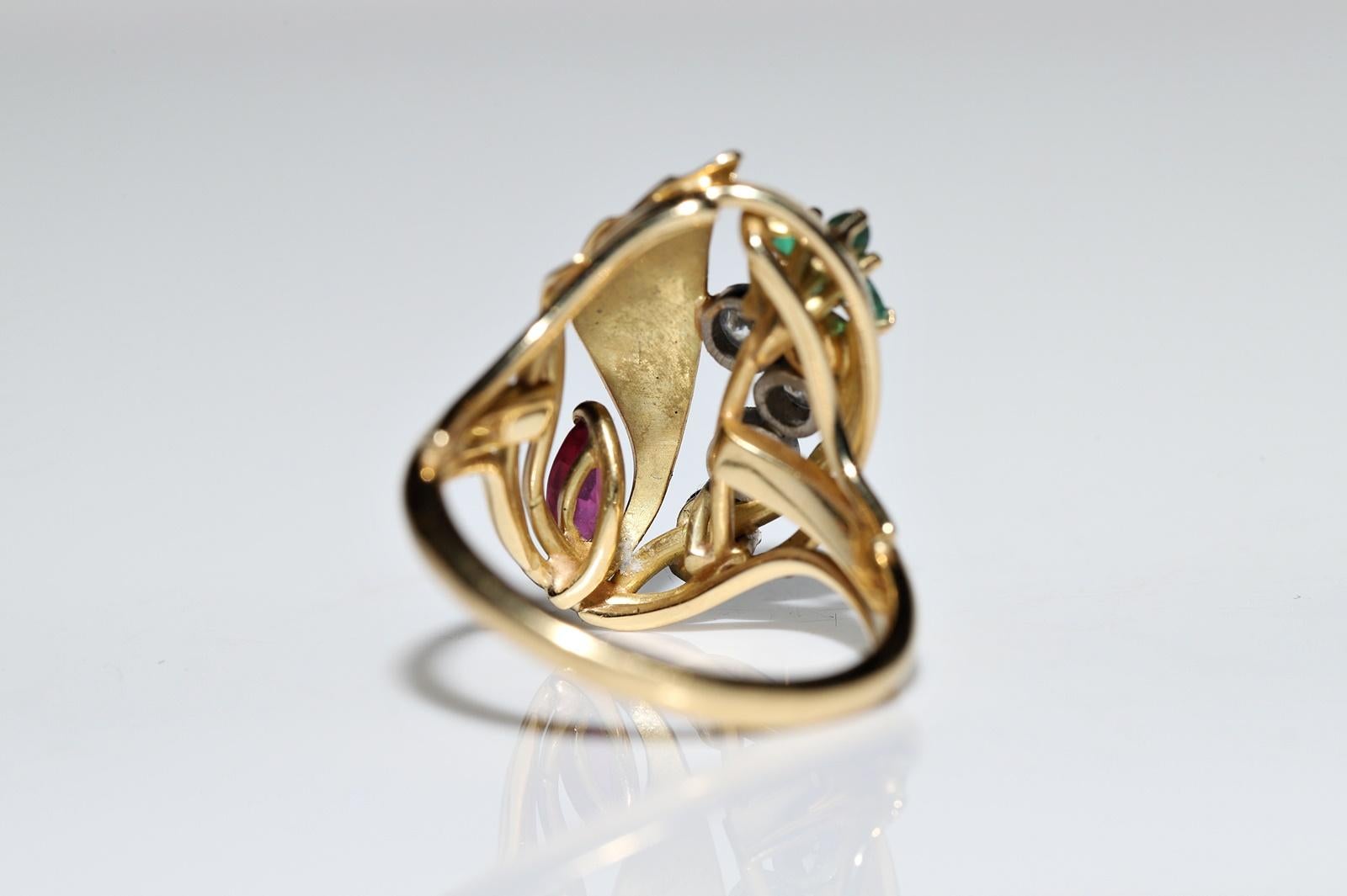 Vintage Circa 1970er Jahre 18k Gold Natürlicher Diamant und Smaragd Rubin Saphir Ring im Angebot 3