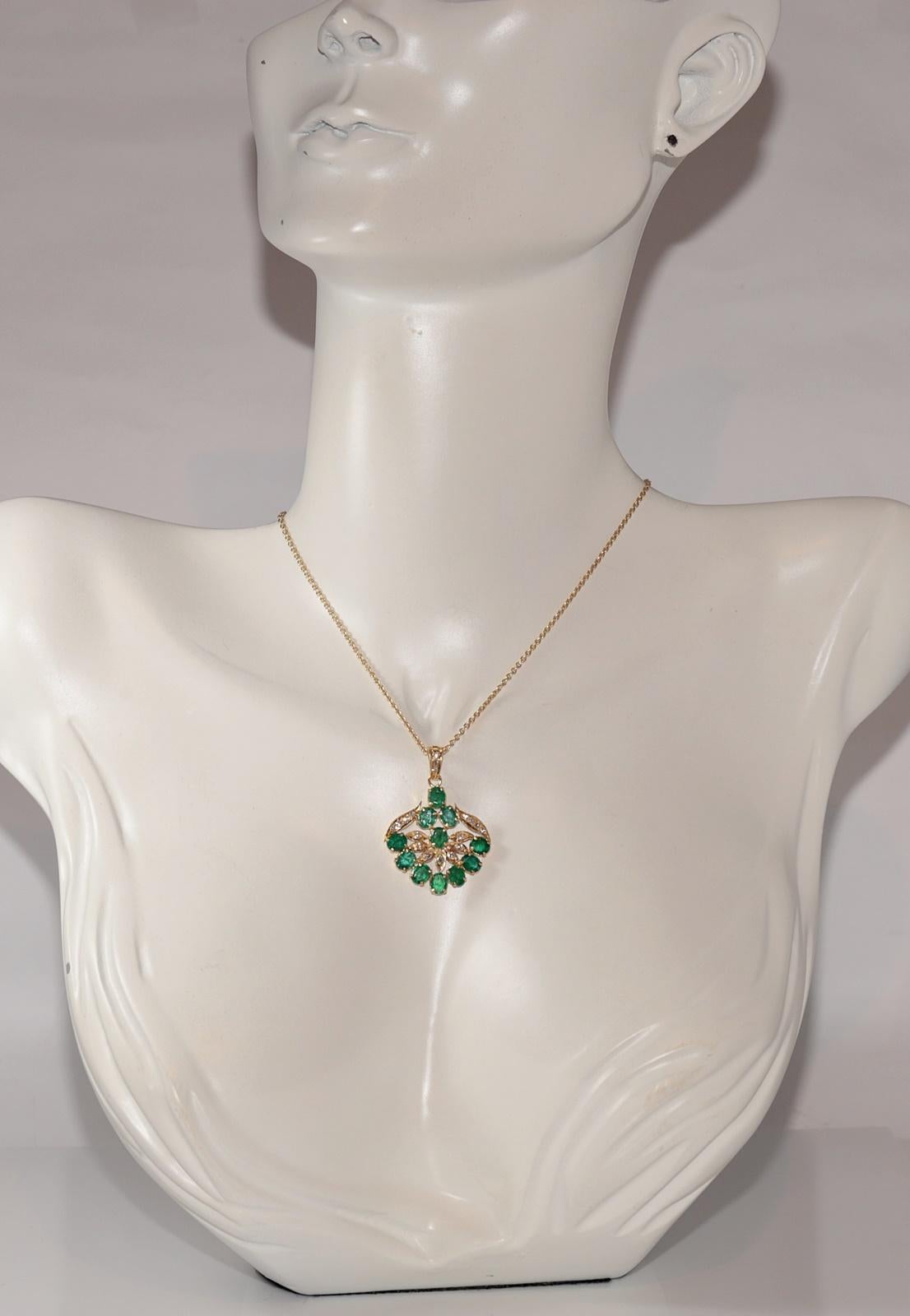 In ottime condizioni.
Il peso totale è di 10,1 grammi.
Totalmente è un diamante da 0,47 ct.
Il diamante ha un colore H+I e una purezza s1.
Totalmente è smeraldo da 6 ct.
La lunghezza totale della catena è di 46 cm.
Per qualsiasi domanda, contattaci.