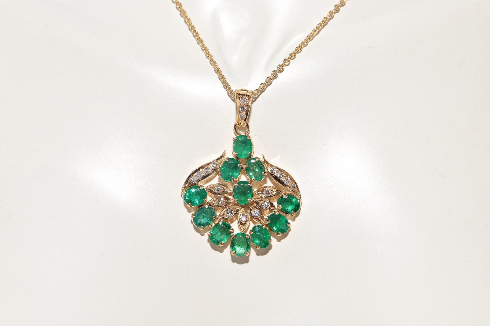 Taglio brillante Collana in oro 18k con diamanti naturali e smeraldi ovali, vintage, circa anni '70 in vendita