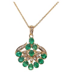 Vintage CIRCA 1970s 18k Gold Natürliche Diamant und Oval Cut Emerald Halskette