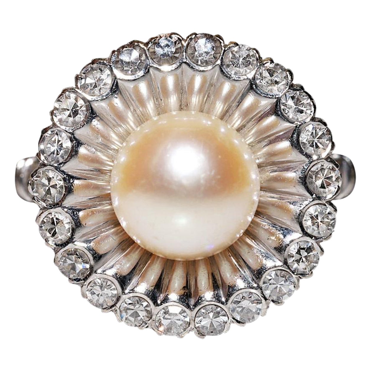 Anello decorato con diamanti naturali e perle in oro 18k, CIRCA ANNI 70 in vendita