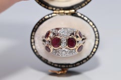 Vintage Circa 1970 Bague en or 18k décorée de diamants naturels et de rubis