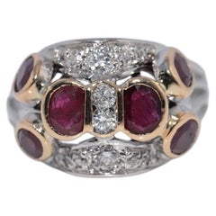 Vintage Circa 1970 Bague en or 18k décorée de diamants naturels et de rubis