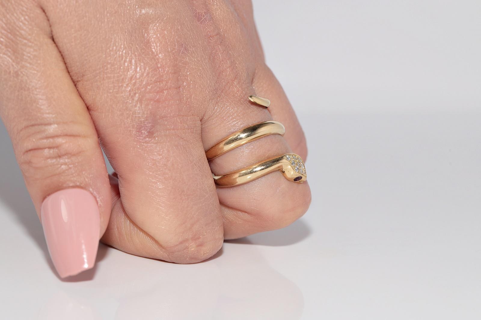 Vintage Circa 1970s 18k Gold Natural Diamond And Ruby Decorated Snake Ring In Good Condition For Sale In Fatih/İstanbul, 34