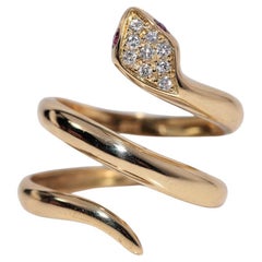 Anillo de serpiente vintage circa años 70 de oro de 18 quilates decorado con diamantes naturales y rubíes