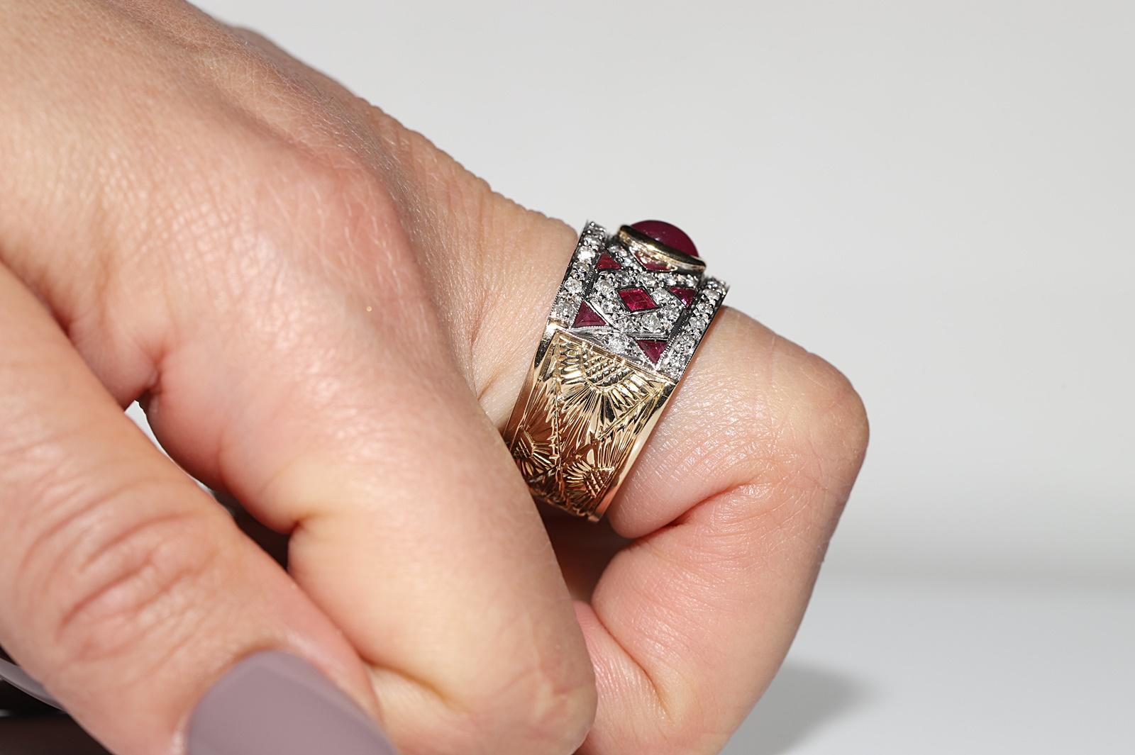 Vintage Circa 1970er Jahre 18k Gold Natürlicher Diamant und Rubin Dekorierter starker Ring  (Brillantschliff) im Angebot