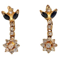 Vintage Circa 1970 Boucles d'oreilles pendantes en or 18k ornées de diamants naturels et de saphirs