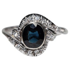 Vintage Circa 1970 Bague en or 18k décorée de diamants naturels et de saphirs