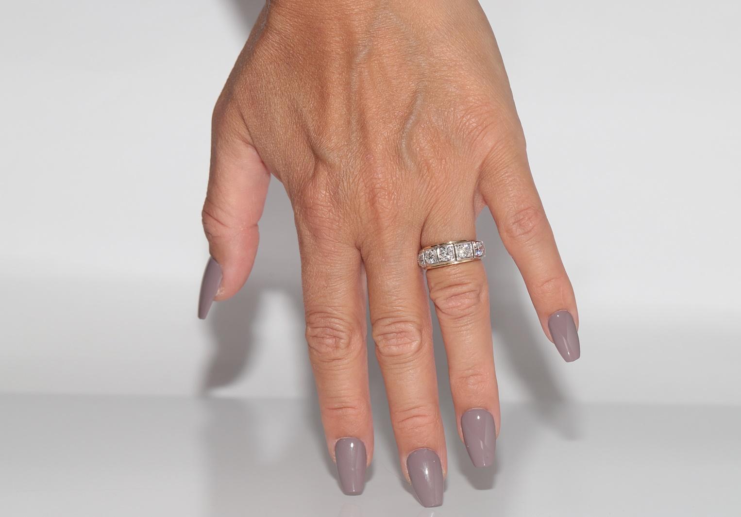 In ottime condizioni.
Il peso totale è di 7,5 grammi.
Totalmente è un diamante da 1,75 ct.
Il diamante ha colore F e purezza vvs1-vs1.
La misura dell'anello è US 5.25
Possiamo realizzare qualsiasi dimensione.
La scatola non è inclusa.
Per qualsiasi