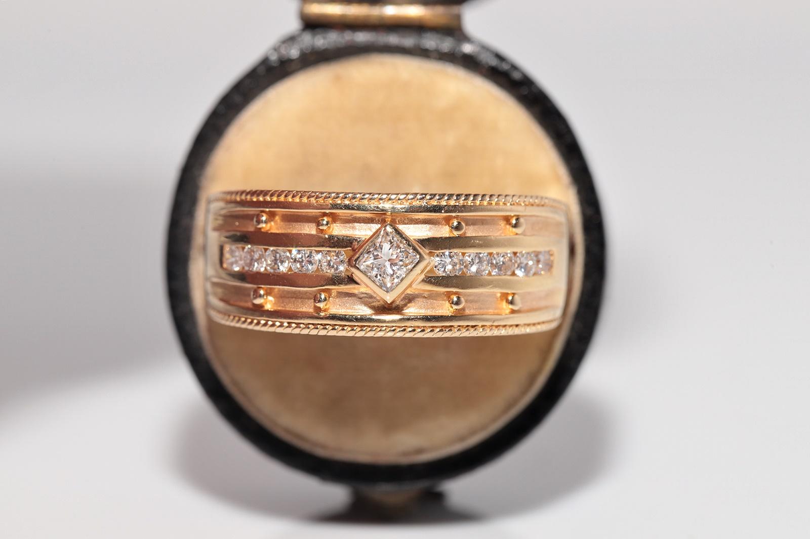 In ottime condizioni.
Il peso totale è di 8,6 grammi.
Totalmente è un diamante da 0,30 carati.
Il diamante ha colore G-H e purezza vvs1-vs1.
La misura dell'anello è US 10.5
Possiamo realizzare qualsiasi dimensione.
La scatola non è inclusa.
Per