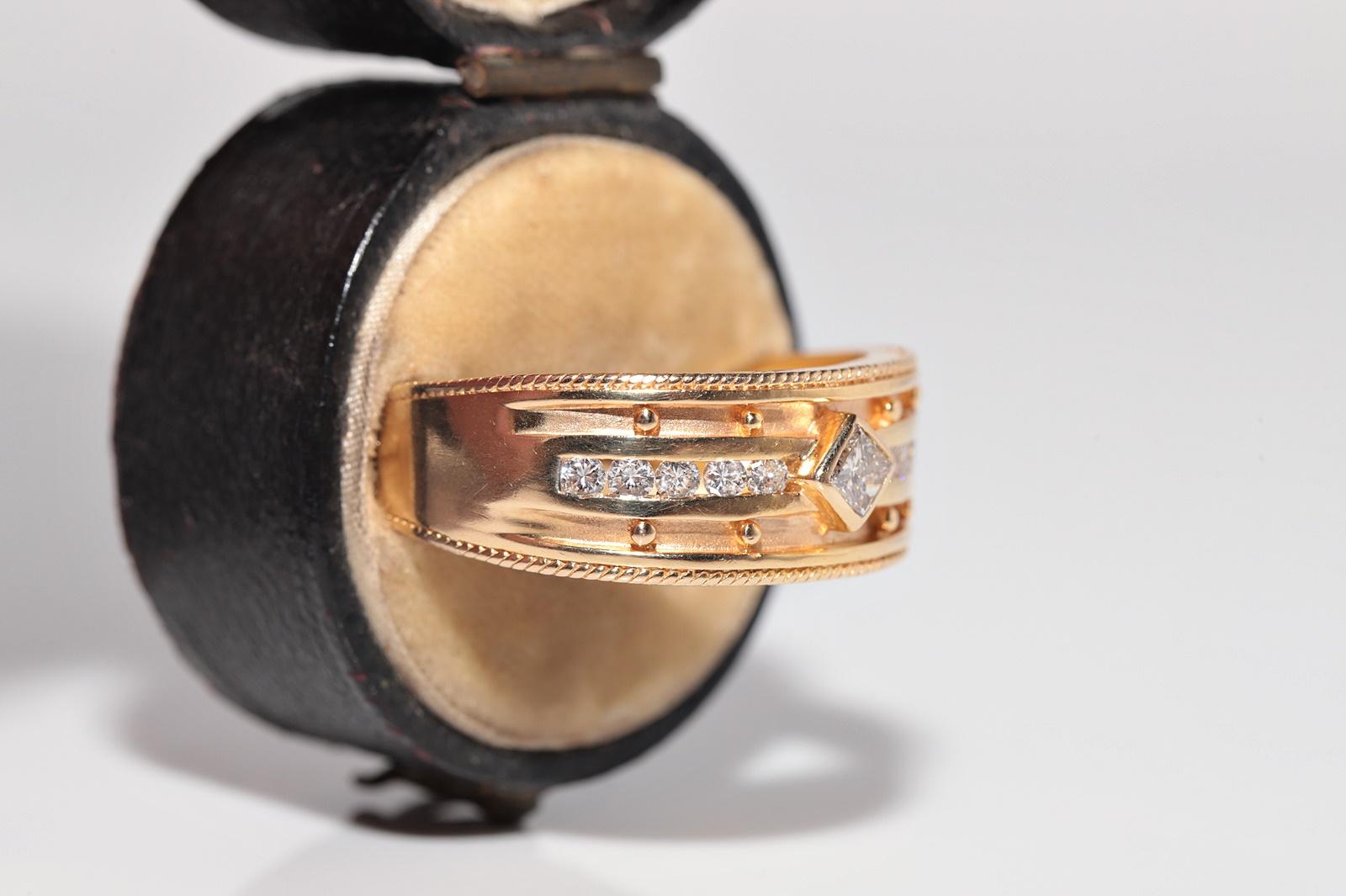 Vintage Circa 1970er Jahre 18k Gold Natürlicher Diamant Dekorierter Ring mit natürlichem Diamant (Kunsthandwerker*in) im Angebot