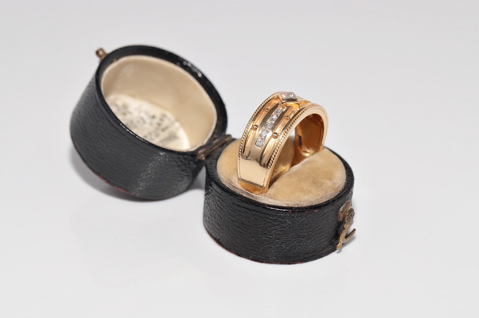 Vintage Circa 1970er Jahre 18k Gold Natürlicher Diamant Dekorierter Ring mit natürlichem Diamant (Brillantschliff) im Angebot