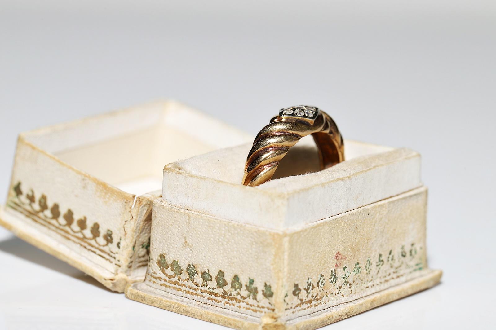 Vintage Circa 1970s 18k Gold Natural Diamond Decorated Band Ring  In Good Condition For Sale In Fatih/İstanbul, 34