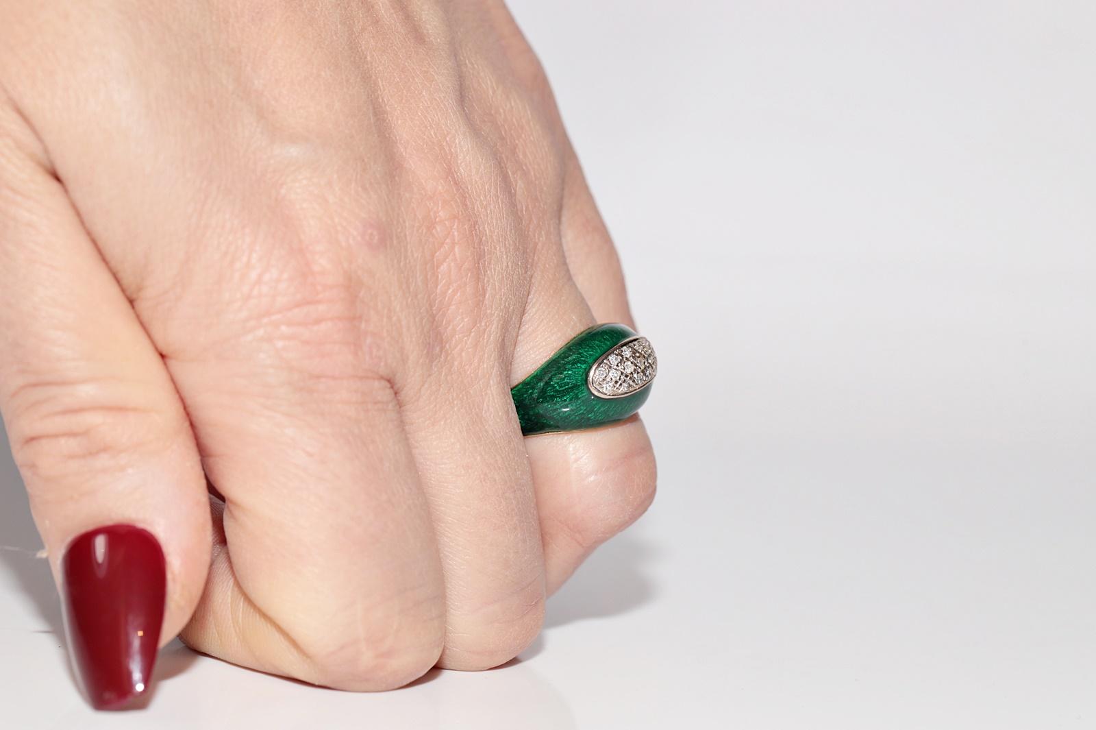 Vintage Circa 1970s 18k Gold Natural Diamond Decorated Enamel Ring In Good Condition For Sale In Fatih/İstanbul, 34