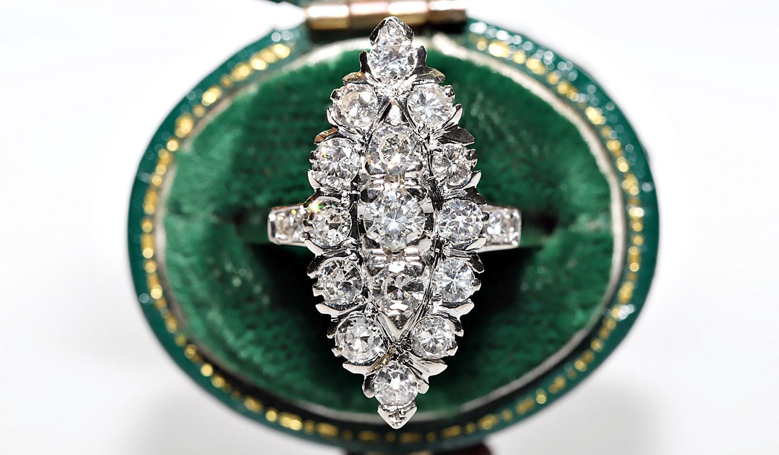 Vintage Circa 1970er Jahre 18k Gold Natürlicher Diamant Dekorierter Navette Ring mit Diamanten  (Brillantschliff) im Angebot