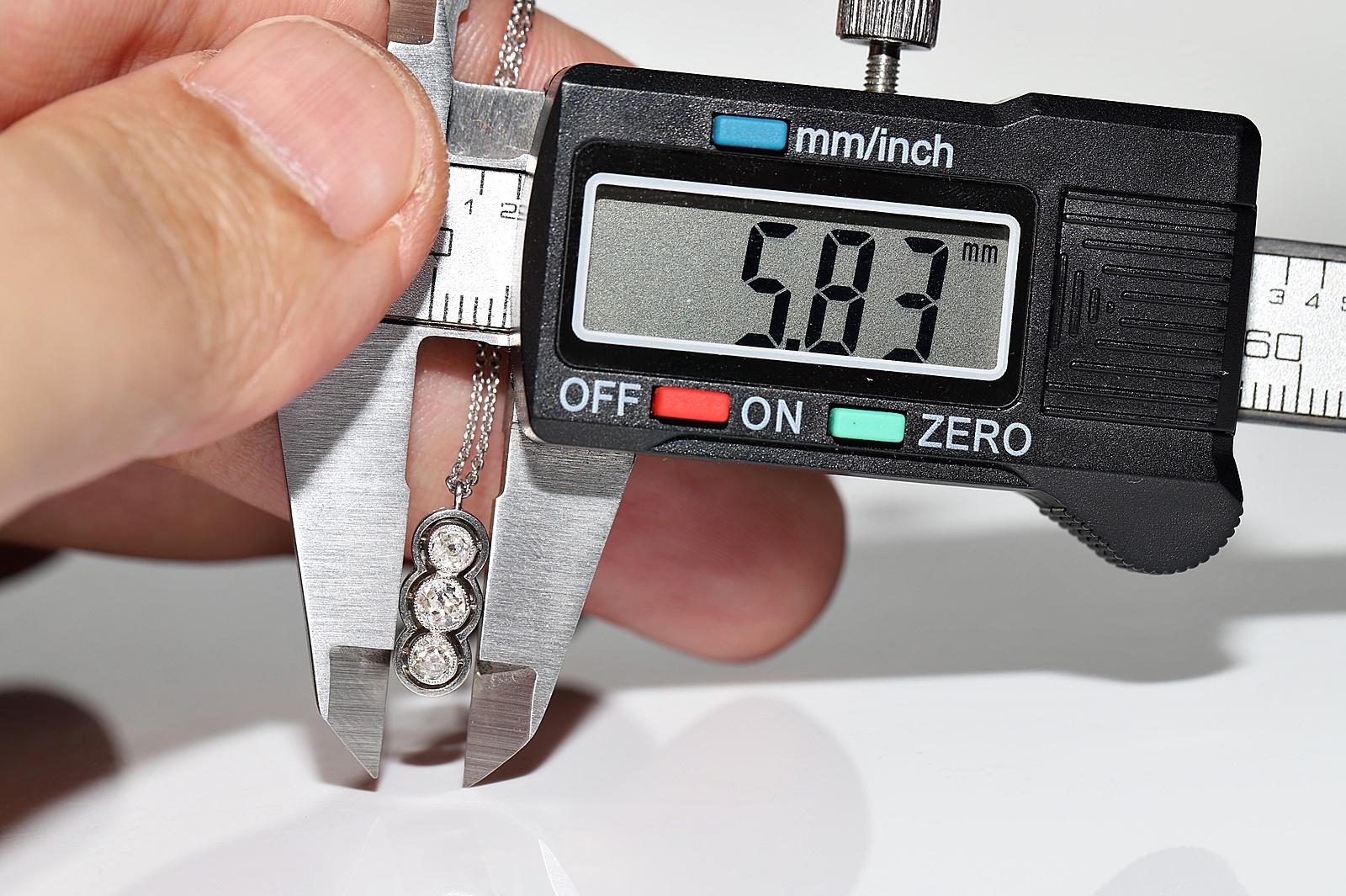 Vintage CIRCA 1970er Jahre 18k Gold natürlichen Diamanten verziert Anhänger Halskette im Angebot 1