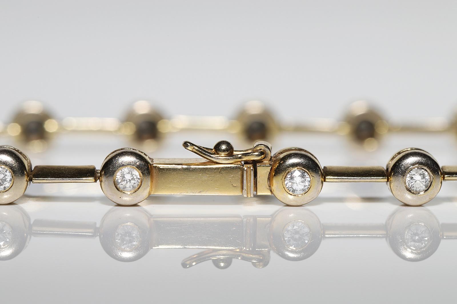 Vintage Circa 1970s 18k Gold Natural Diamond Decorated Pretty Bracelet  For Sale 5