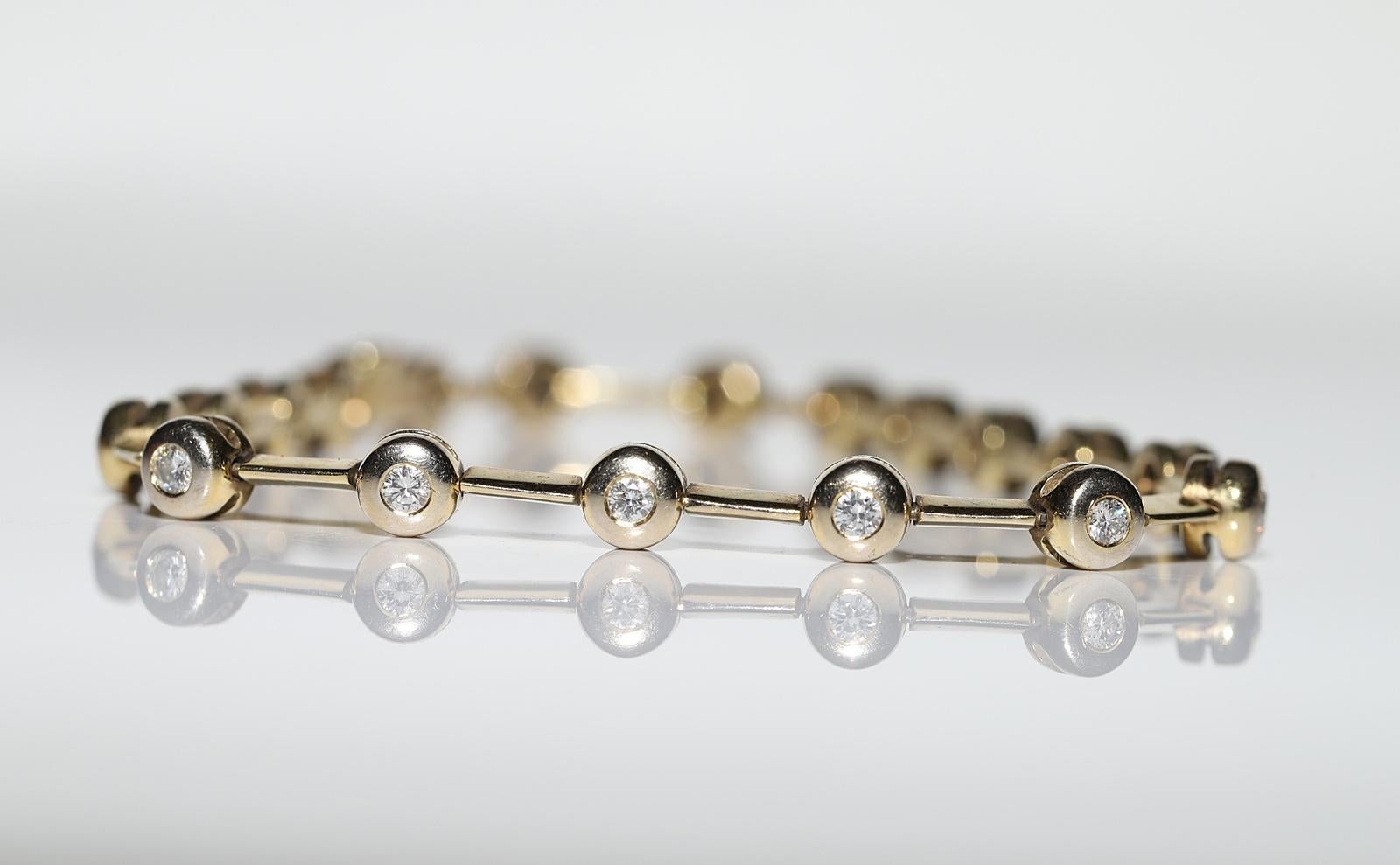 Vintage Circa 1970er Jahre 18k Gold Natürliches verziertes hübsches Vintage-Armband mit Diamanten (Brillantschliff) im Angebot