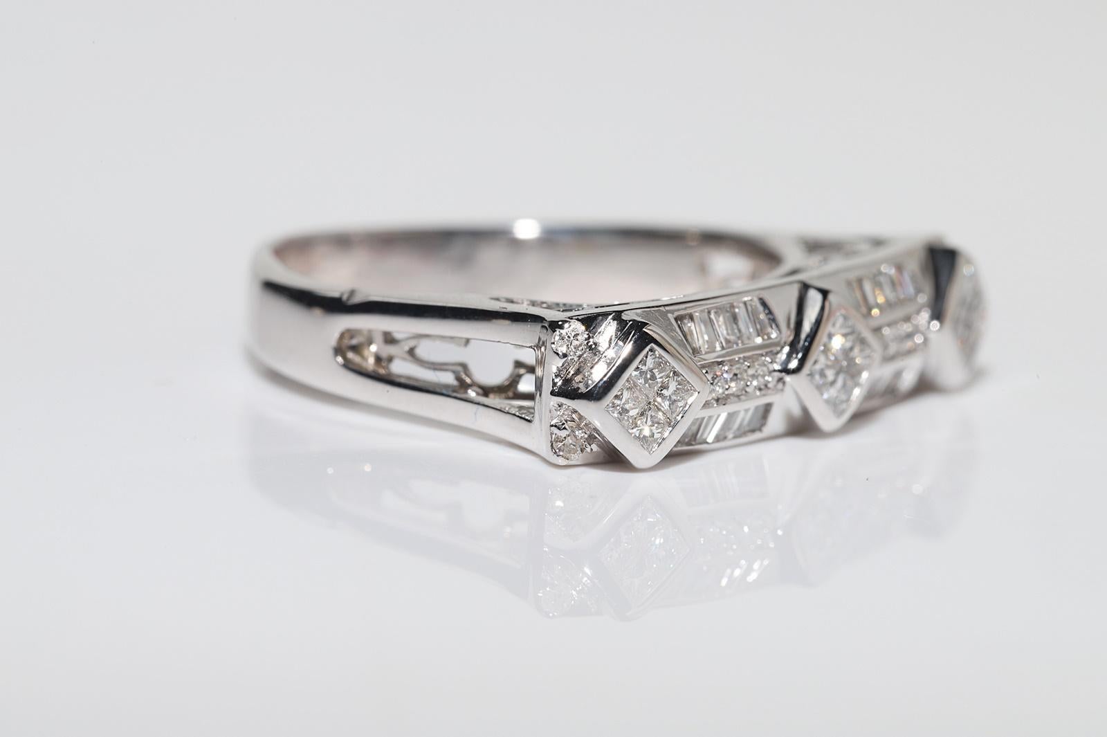 Vintage Circa 1970s 18k Gold Natural Diamond Decorated Ring In Good Condition For Sale In Fatih/İstanbul, 34