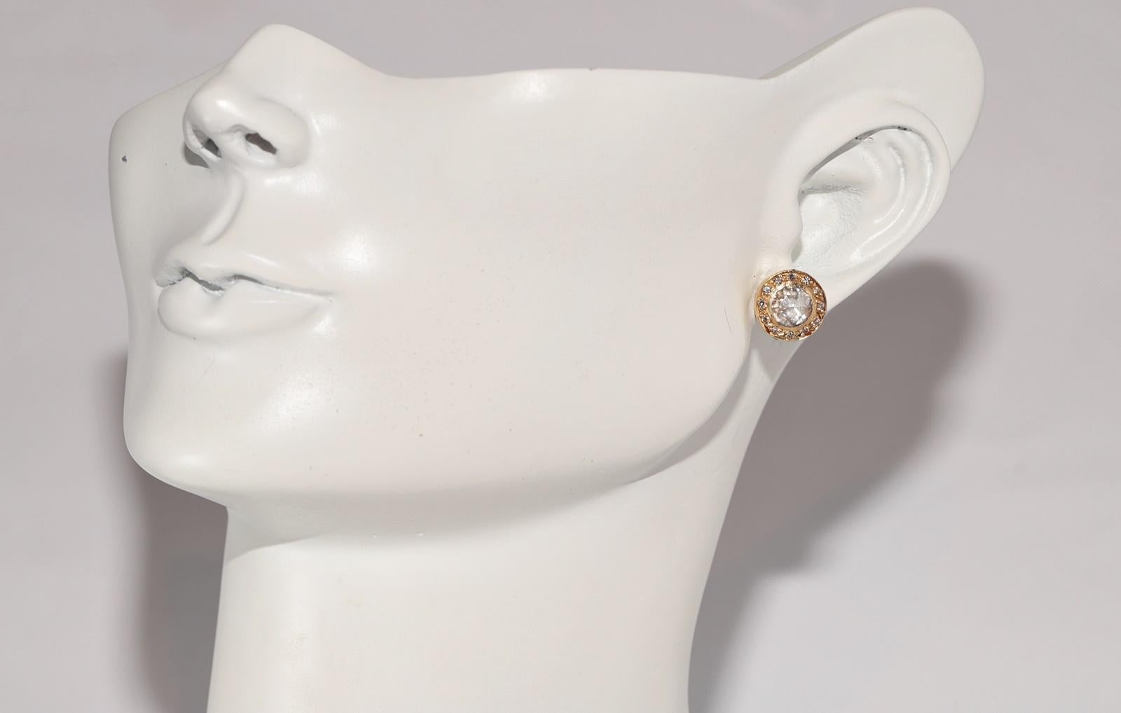 Vintage Circa 1970er Jahre 18k Gold Natürlicher Diamant Dekorierter Solitär-Ohrring im Angebot 5