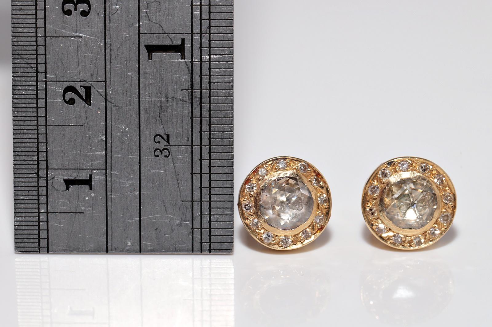 Vintage Circa 1970er Jahre 18k Gold Natürlicher Diamant Dekorierter Solitär-Ohrring Damen im Angebot