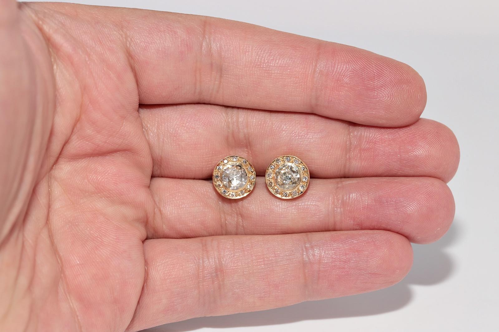Vintage Circa 1970er Jahre 18k Gold Natürlicher Diamant Dekorierter Solitär-Ohrring im Angebot 1